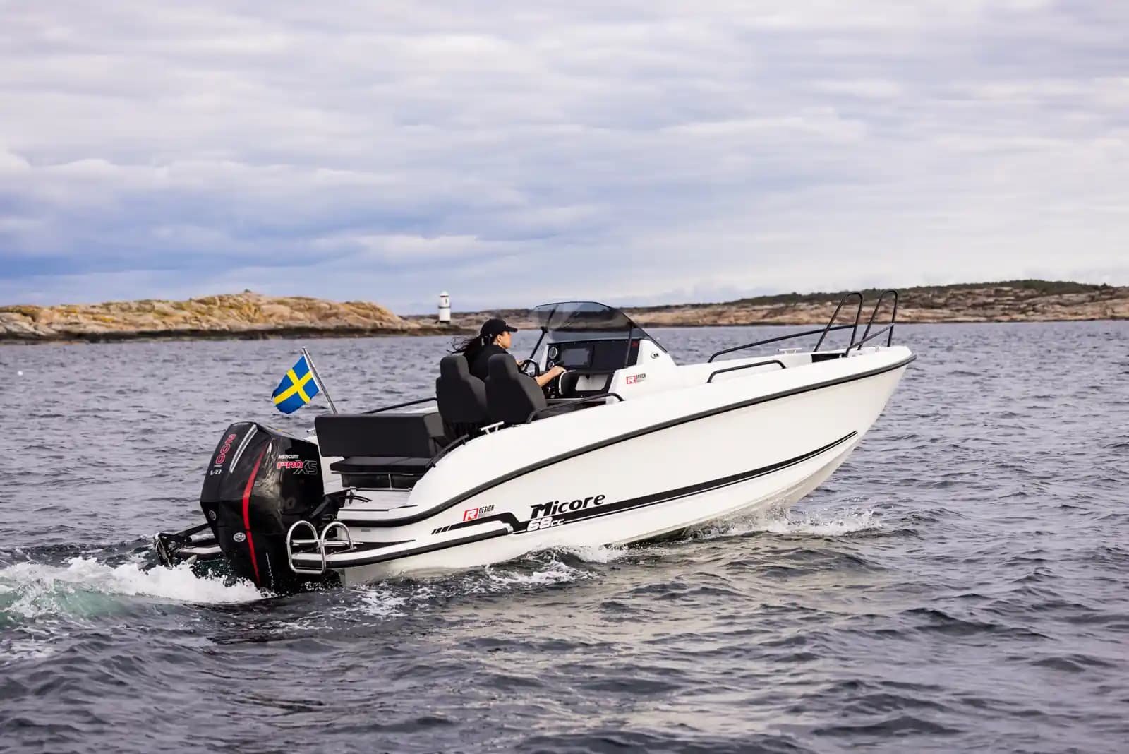 Micore 68cc i fart på vannet.